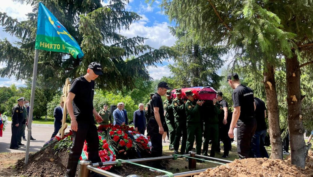 Имена Руслана Радина и Олега Дмитриева увековечат на мемориальном комплексе у Вечного огня.