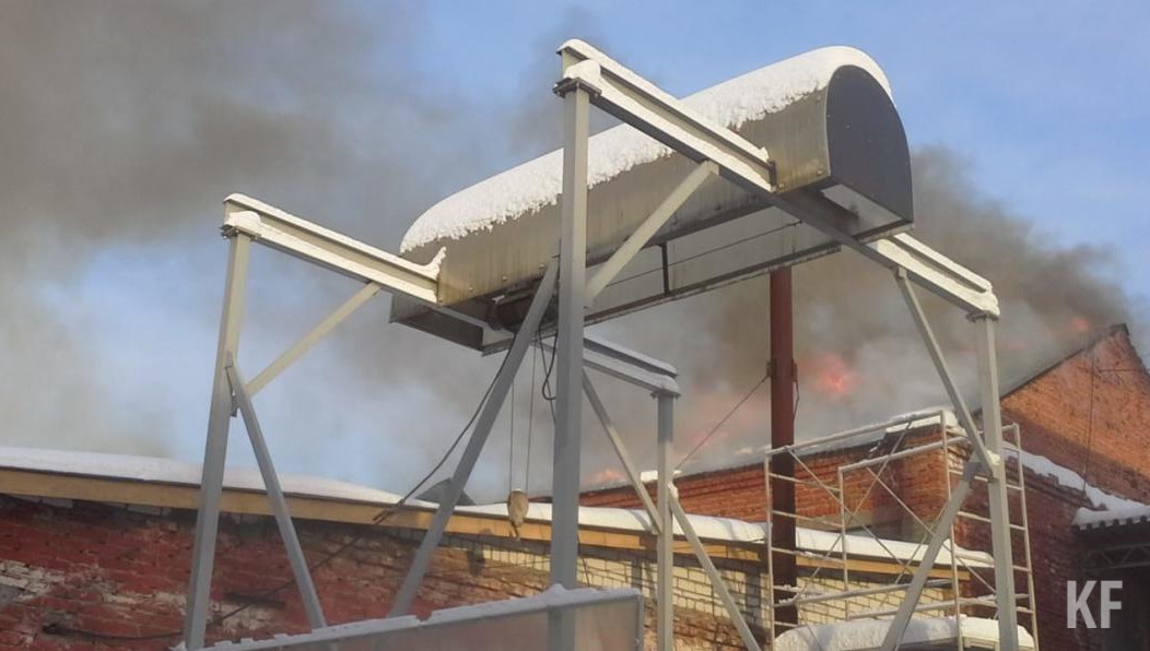 На месте пожара работают шесть стволов.