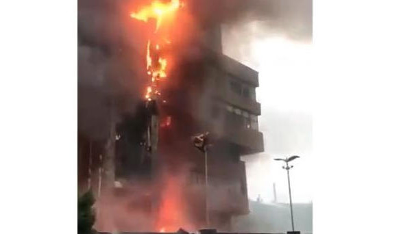 Эвакуированы 125 человек. Тушение огня продолжается.