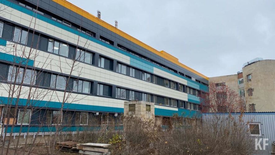 В течение двух недель закончат второй этаж и перейдут на первый.