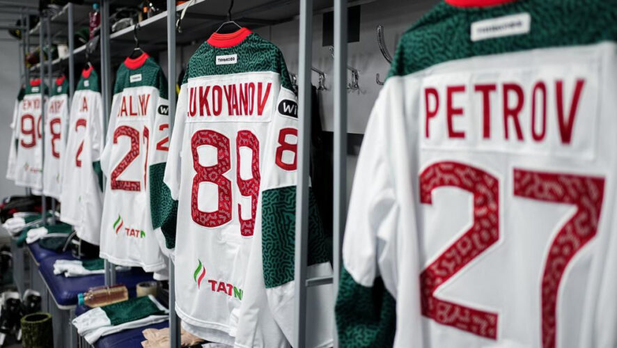 Переходим к следующему титану спорта &ndash; казанскому &laquo;Ак Барсу&raquo; и его эволюции игровой формы. Сейчас невозможно представить казанский клуб без герба Татарстана