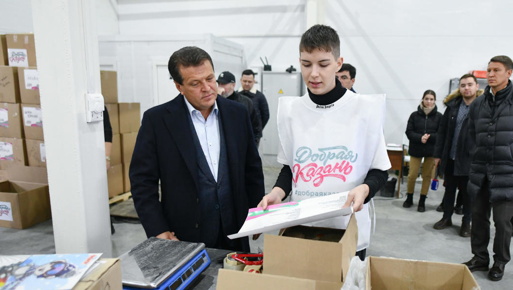 Пять фур грузоподъемностью 20 тонн с продуктами питания