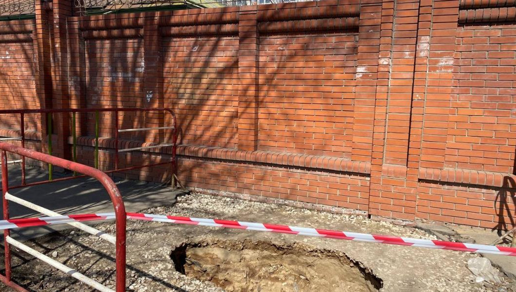 Сейчас рабочие огородили территорию.