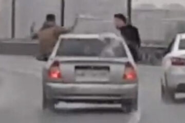 Видеозапись очевидцы сделали на мосту «Миллениум».