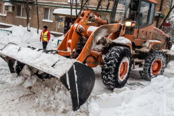 Вместе с техникой днем снег будут убирать 308 дорожных рабочих.