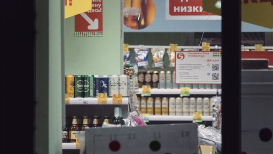 Сотрудники магазина нажали тревожную кнопку.