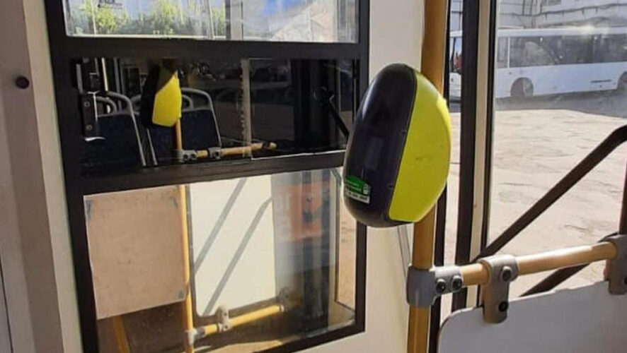 Машина курирует на вахтовых маршрутах.