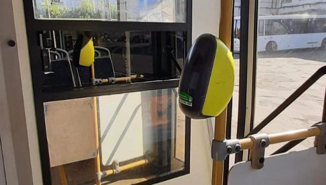 Машина курирует на вахтовых маршрутах.