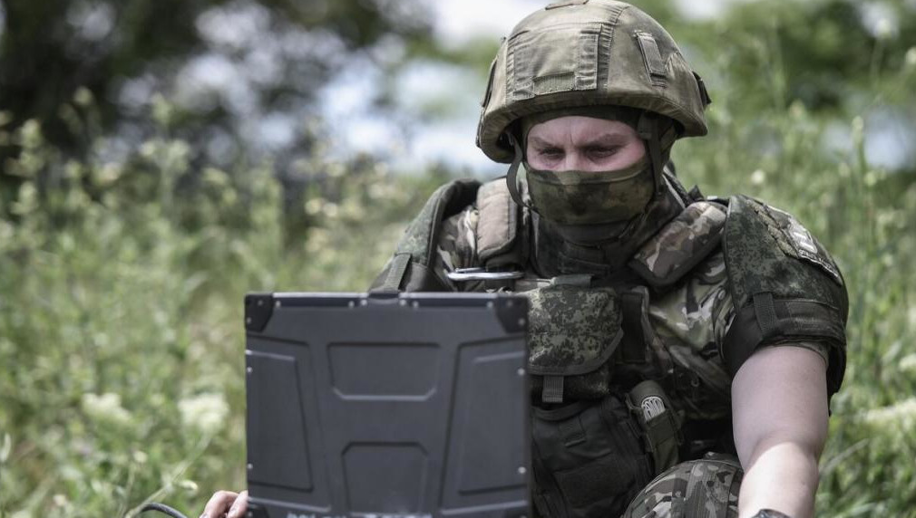 Два упали на комплекс административных зданий станции.