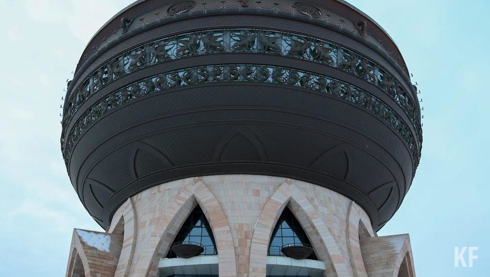 Рабочие сделают отбивку штукатурки