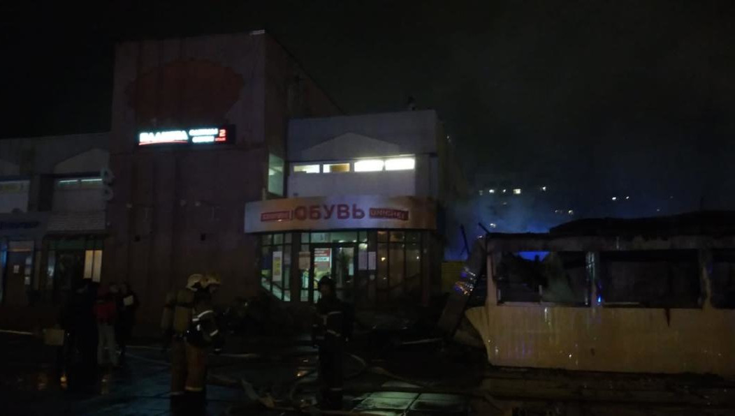 Горела кровля по всей площади.