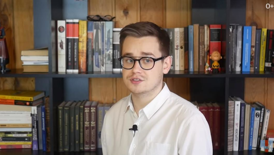 Емельянова везут в отделение полиции для допроса по подозрению к массовым беспорядкам.