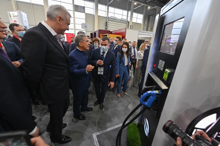 а также обсуждали будущее электрокаров и альтернативную энергетику.