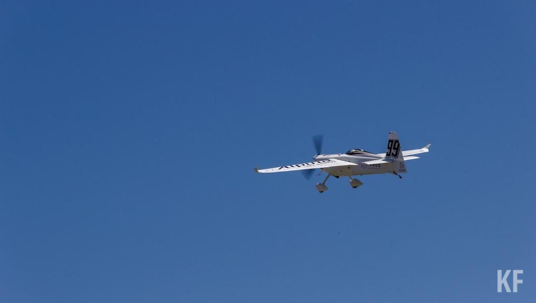 Судьба экипажа разбившегося самолета пока неизвестна.