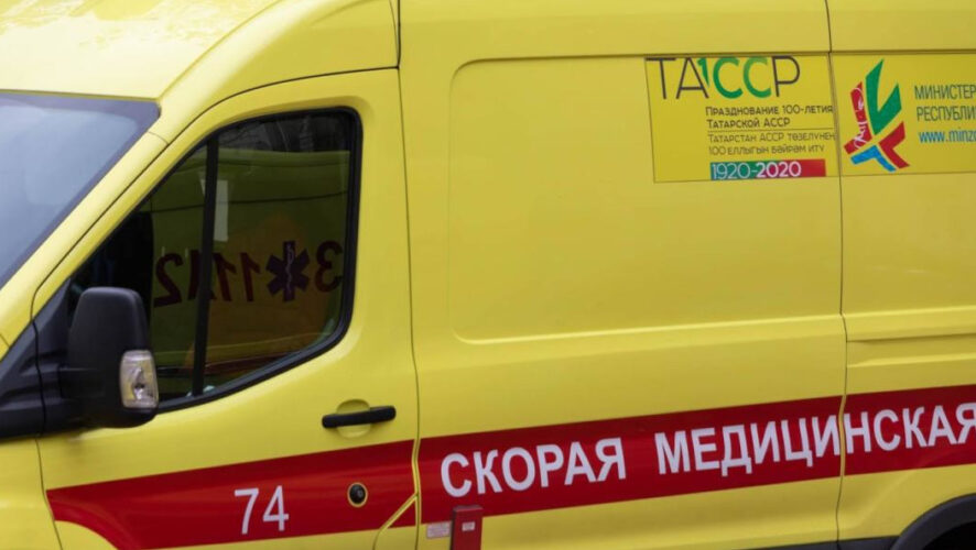 Бригада медиков выехала на вызов в дом.