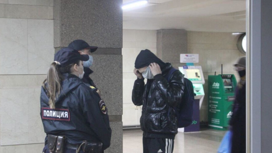 Скандал произошел на станции &laquo;Площадь Габдуллы Тукая&raquo; - мужчина категорически отказывался надеть предмет защиты.