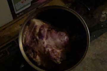 Женщина оставила на включенной плите еду и уснула.