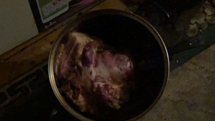 Женщина оставила на включенной плите еду и уснула.