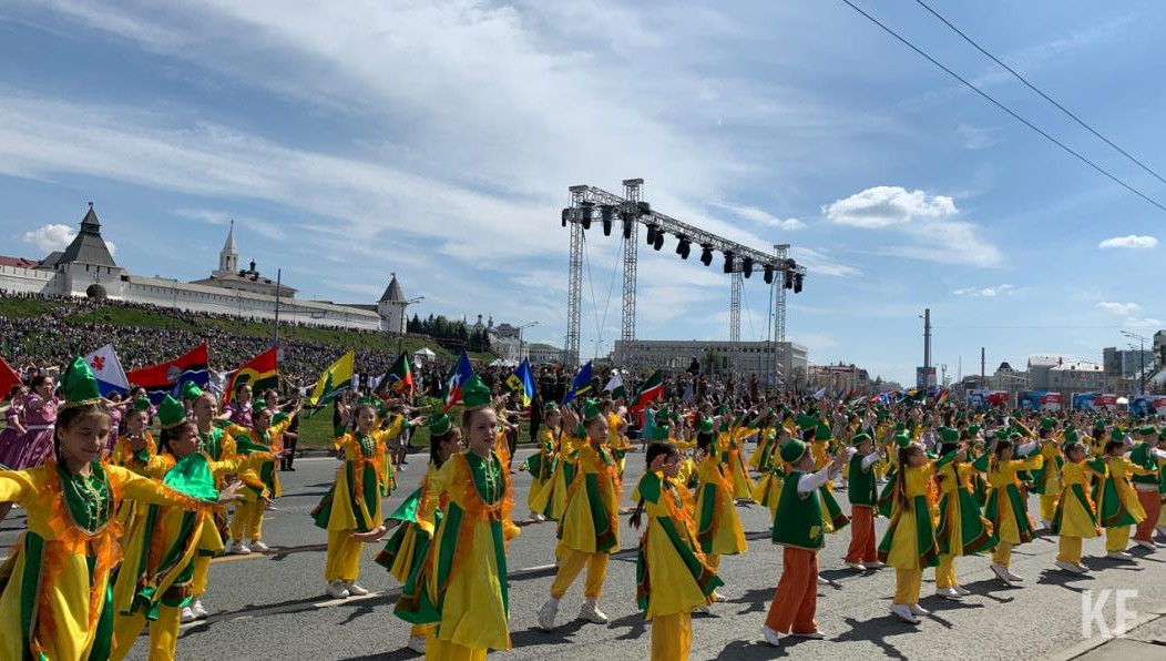 В торжественном шествии приняло участие около двух тысяч военнослужащих.
