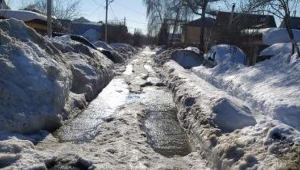Все дороги и тротуары затопила вода.