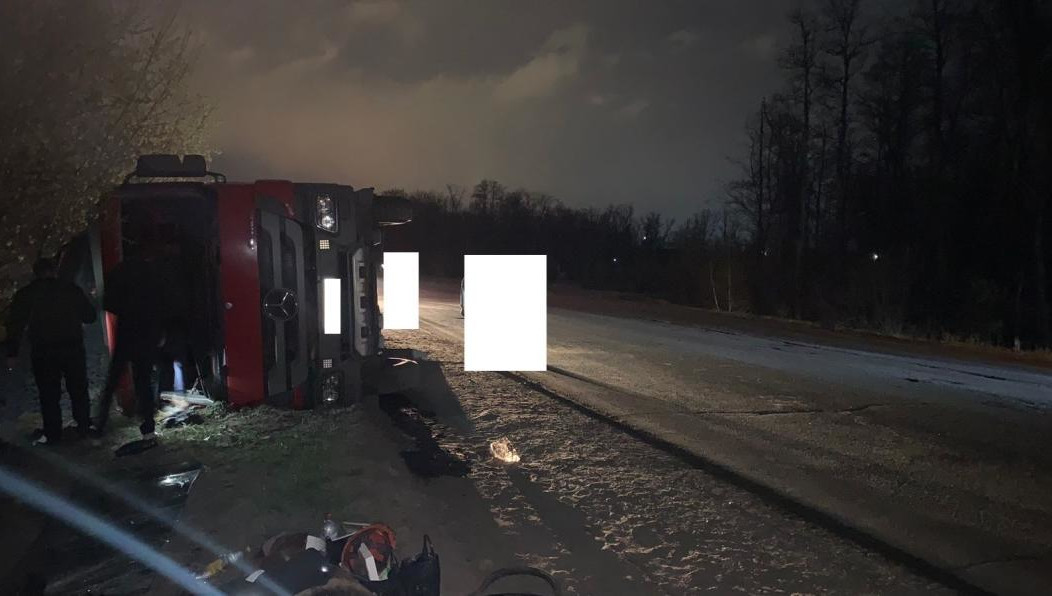 Водитель Mercedes получил травмы.