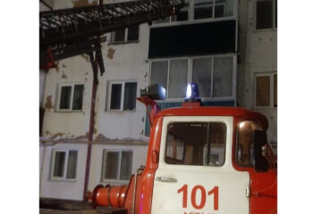 Самостоятельно эвакуировался 21 житель с верхних этажей дома.