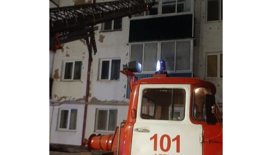 Самостоятельно эвакуировался 21 житель с верхних этажей дома.