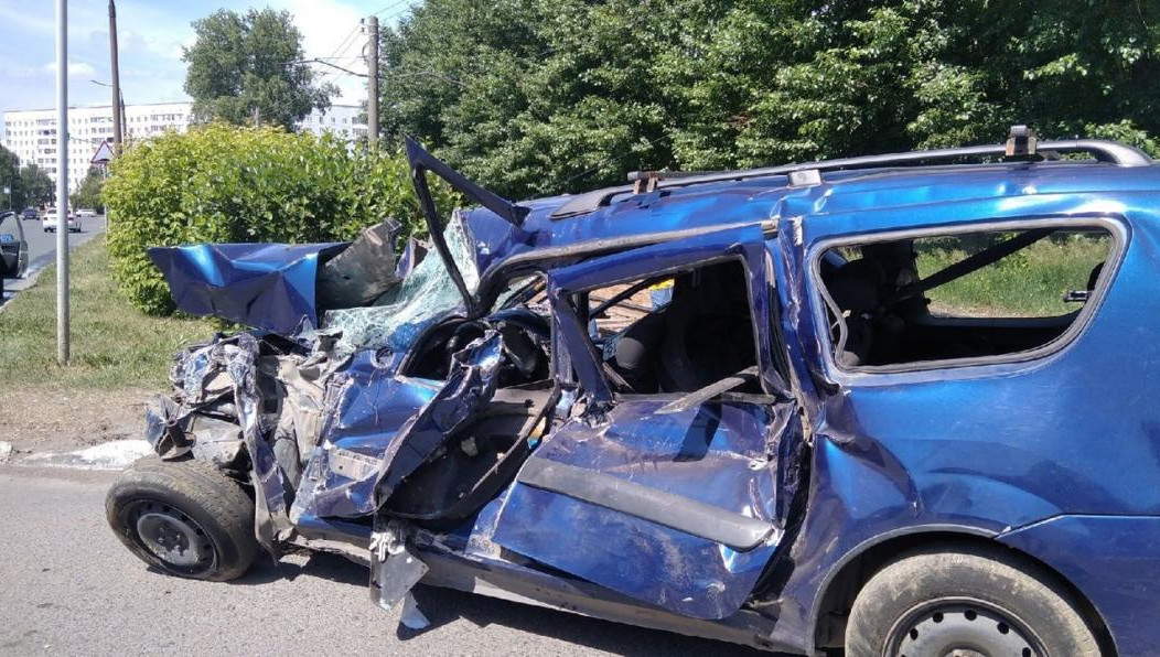 Легковушка превратилась в груду металла.