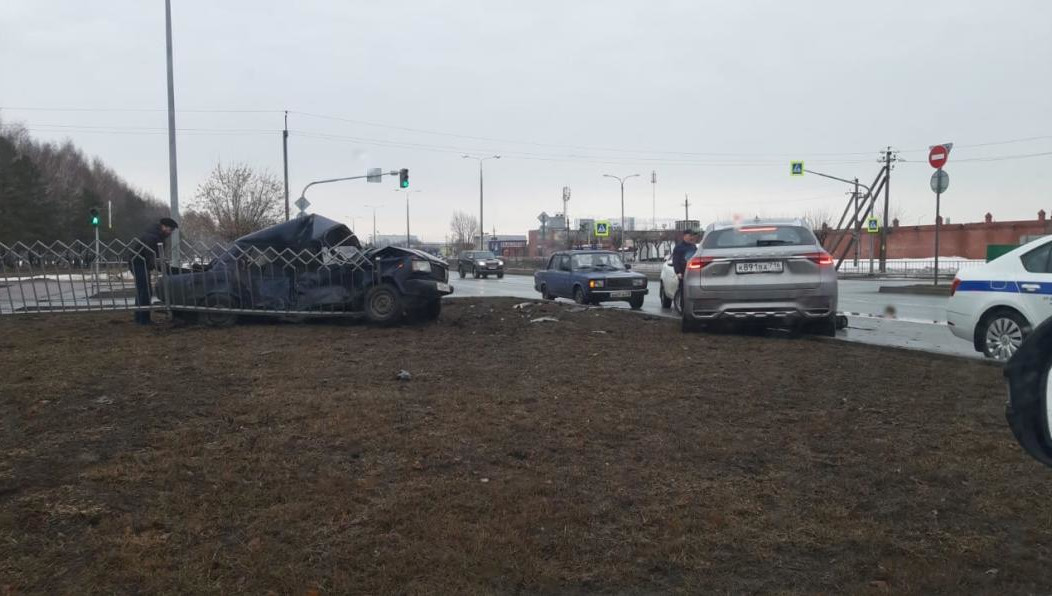 После столкновения с китайской иномаркой отечественное авто отбросило на забор.