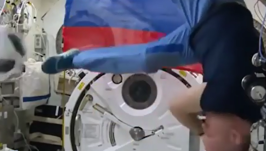 Удар капитана сборной Португалии отбил космонавт Олег Артемьев.