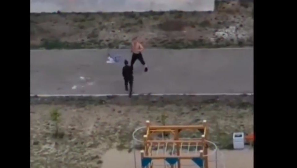 Комичную потасовку сняли во дворе на Табеева.