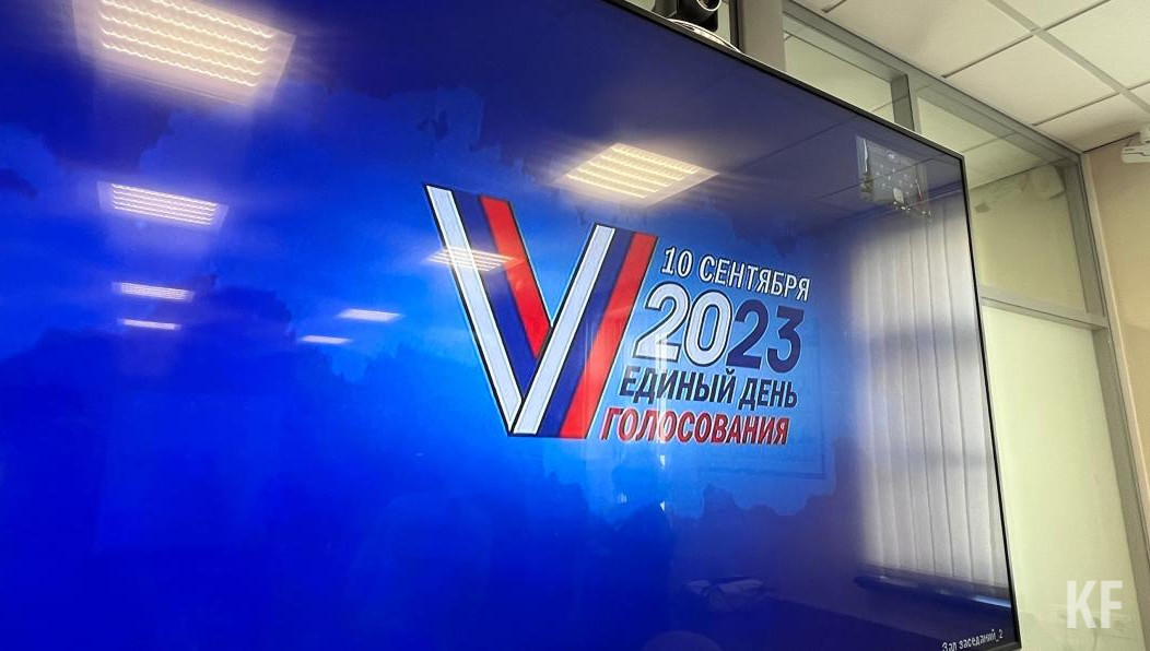 Молодым людям вручили сувениры от ЦИК республики.