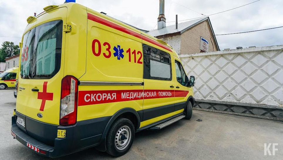 Двух мужчин с ожогами тела госпитализировали.