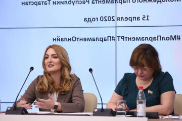 На первом онлайн-заседании Молодежного парламента Татарстана обсуждали проблемы учащихся на самоизоляции и искали пути решения «вирусных» проблем.
