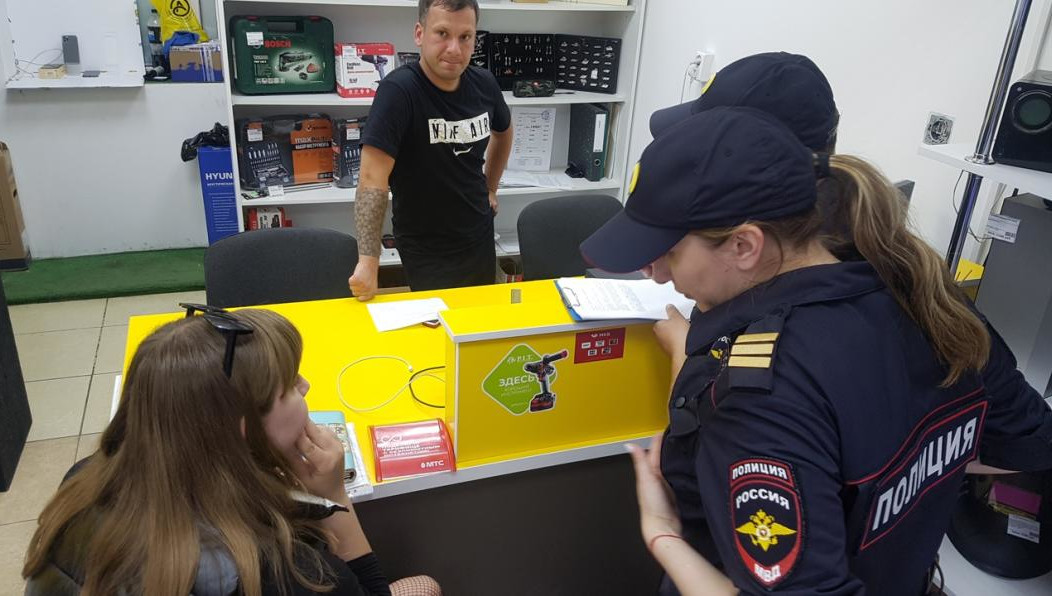 Многодетная мать разбила витрину в торговой точке из-за того