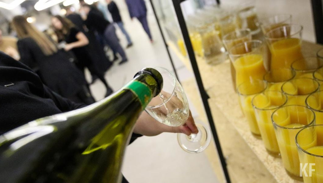 Большая доля спиртосодержащих лекарств попадает в нелегальный оборот и используется в качестве сырья для производства суррогатного алкоголя.