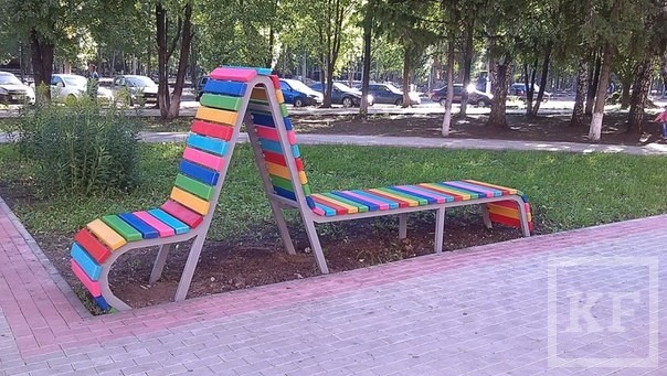 Креативные скамейки появились в Нижнекамске на улице Тукая на территории детской поликлиники