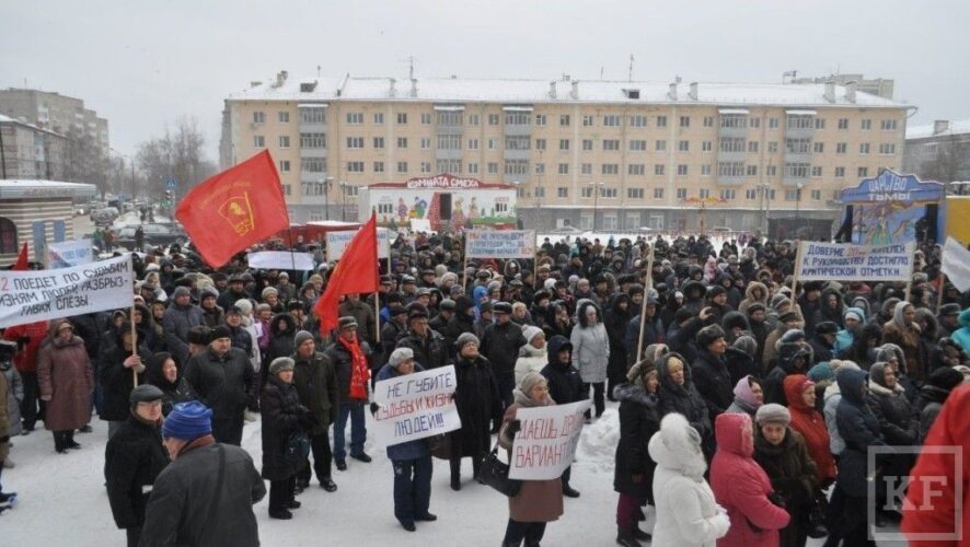 Несколько дней назад у администрации поселка Октябрьский собрались больше 1000 протестующих