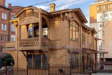 Двухэтажный купеческий дом Варвары Дружининой - единственный сохранившийся образец казанского деревянного модерна.