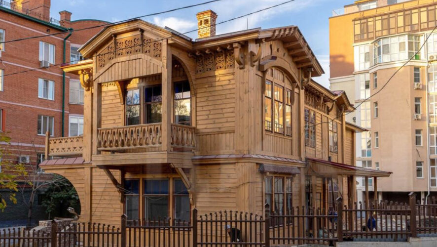 Двухэтажный купеческий дом Варвары Дружининой - единственный сохранившийся образец казанского деревянного модерна.