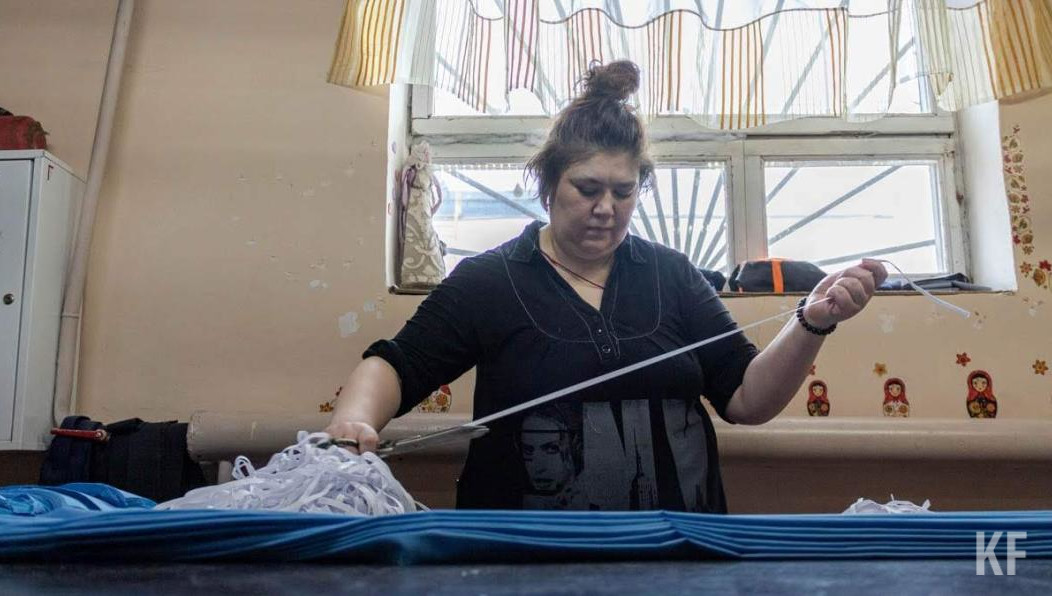 В Набережных Челнах появился народный цех по плетению маскировочных сетей.