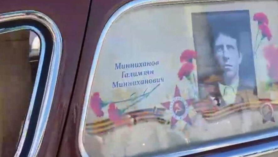 Лидер республики приехал на возложение цветов в Парк Победы на автомобиле с фотографией дяди Галимзяна Минниханова.