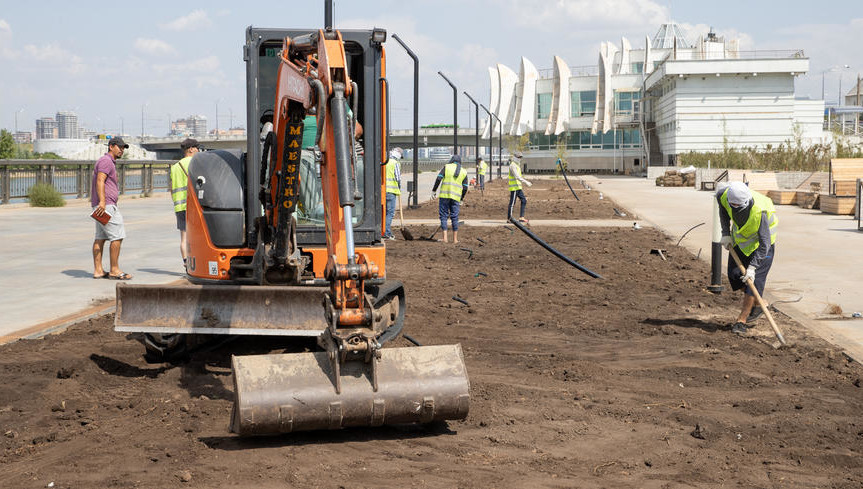 Ход благоустройства территории от Кировской до Кремлевской дамбы оценил Ильсур Метшин.