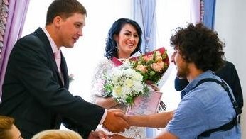 Полузащитник Хорен Байрамян появился на торжестве неожиданно для невесты.