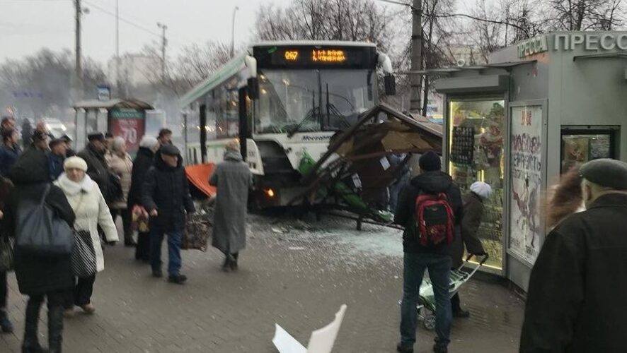 На северо-западе Москвы рейсовый автобус въехал в остановку