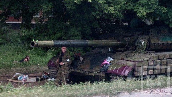 Передовые танки ополчения самопровозглашенной Донецкой народной республики (ДНР) вошли на окраину Новоазовска на юге Донецкой области