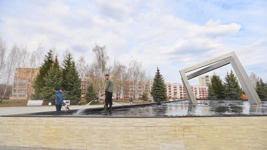 Рабочие занимаются расконсервацией оборудования.