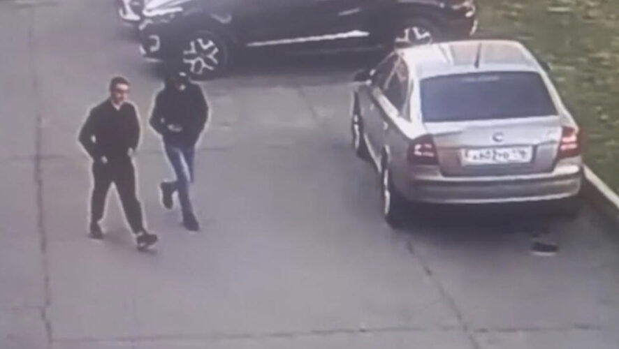 Молодой человек потратил деньги на свои кредиты.