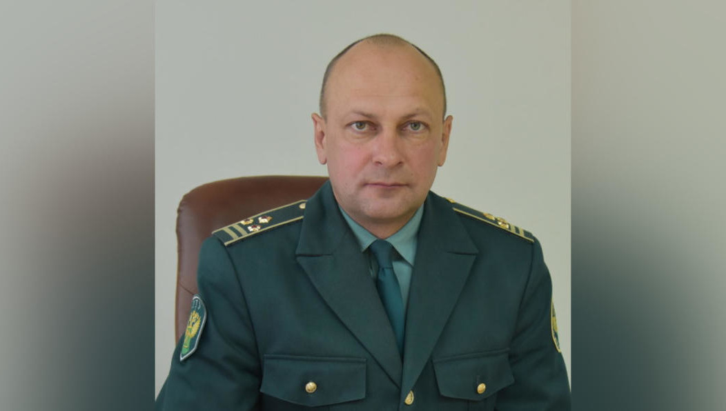 Трудовую деятельность в таможенных органах он начал с 1998 года.