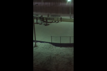 В столице Татарстана на хоккейной коробке во дворе школы №130 бойцы спецподразделения МВД республики задержали игравших подростков